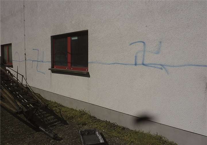 Die Außenwand des Feuerwehrgerätehauses in Mendig wurde verunstaltet. privat