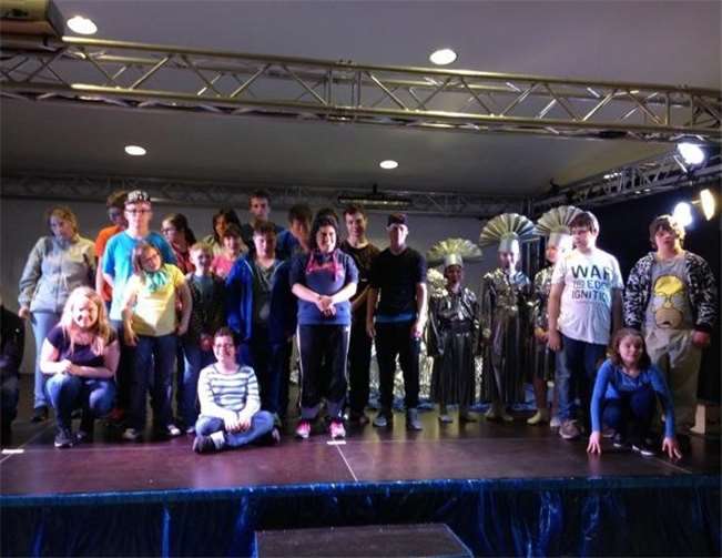 Die Außerirdischen zeigten Katrin und Yannik nicht nur die Schönheit der Erde, sondern auch die Probleme. Herz-Jesu-Haus Kühr