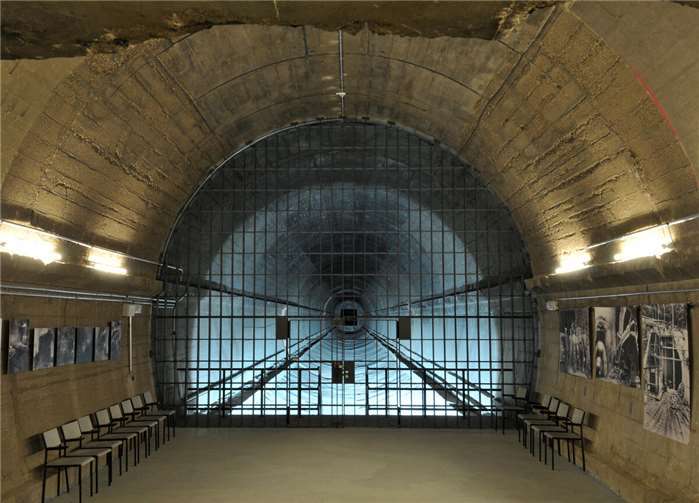 Die Aussichtsplattform ermöglicht tiefe Einblicke in den Bunker.