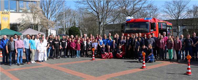 Die Aussteller/Akteure der Jugend- und Freizeit-Expo 2019 … zusammen vor dem Schulzentrum Berkum. Foto: Svenja Schnober
