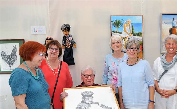 Die Ausstellung „Kunst im Dorf“ fand große Resonanz. Unter anderem stellten aus: (v.l.) Erika Klarner, Rosi Stiller, Günther Lawrenz, Karin Riebe, Renate Nauheim, Birgit Braun-Buchwaldt und Reinhold Steinborn.-RASCH-