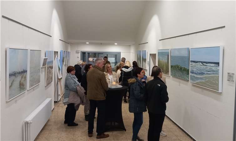 Die Ausstellung ‚‚Meerblick – Strand & Dünen Sylt‘‘ der Künstlerin Sabina Wölwer aus Mendig im Foyer der Verbandsgemeindeverwaltung Vordereifel.  Fotos: VG Vordereifel
