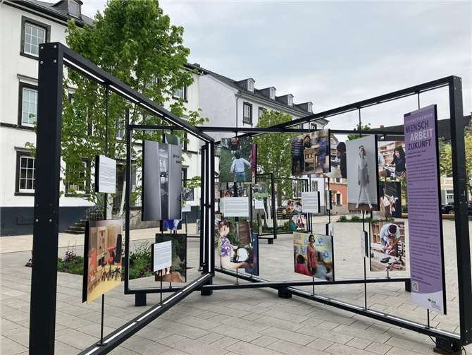 Die Ausstellung "Mensch - Arbeit - Zukunft!" auf dem Neuwieder Marktplatz. Foto: Nathalie Schneider