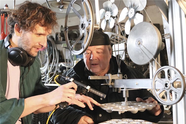 Die Ausstellung „Von Höhen und Tiefen“ ist ein gemeinsames Kunstprojekt von Nils Mosh (Klangkünstler) und Willi Reiche, hier in der Werkstatt in Wachtberg bei Probeaufnahmen.