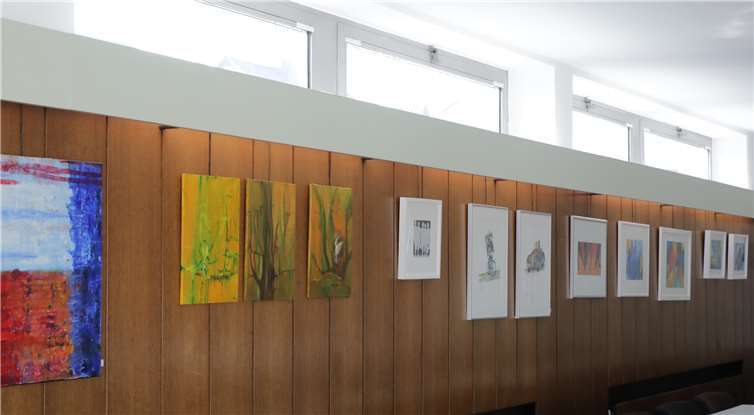 Die Ausstellung bereicherte den sonst eher nüchternen Raum bis Ende Februar.CEW