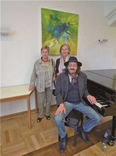 Die Ausstellung geht noch bis September (v.l.n.r.): Ursula Quirmbach, Frau Ströbel vom Café Atempause und der Maler Ralf Godde.privat