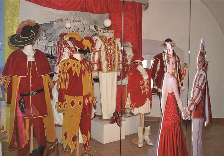 Eigene Mützen den Ausstellungspuppen aufgesetzt Die Ausstellung im Fastnachtsmuseum ist wieder eröffnet und schön anzusehen sind die Exponate des Tollitätenpaares.