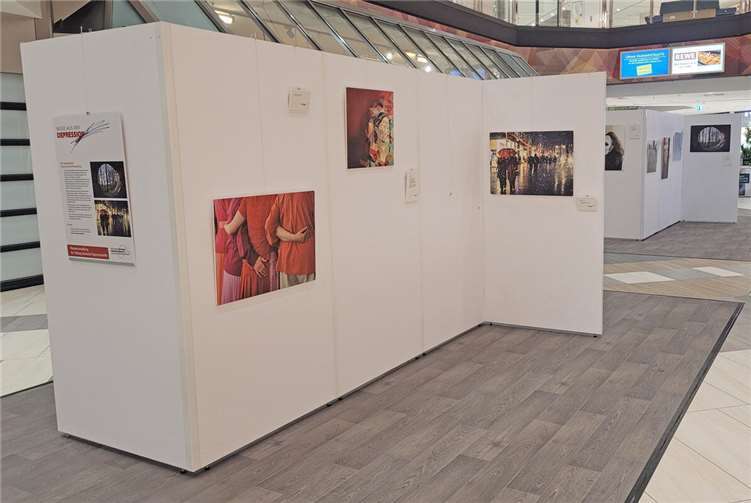 Die Ausstellung im Löhr-Center Koblenz 17 eindrucksvolle Bilder mit originalen Begleittexten, die die persönlichen Erfahrungen der Künstler mit Depressionen zum Ausdruck bringen.