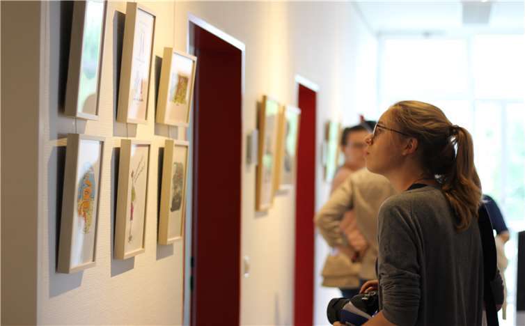 Die Ausstellung in den Räumen der Familienberatungsstelle ist noch bis 5. September während der Öffnungszeiten zu besichtigen. Nachdenkliche Blicke und Schmunzeln rufen die Cartoons hervor.