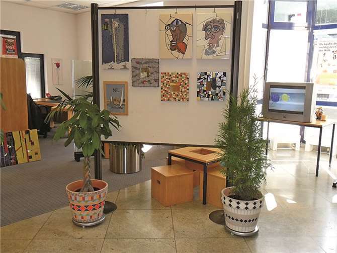 Die Ausstellung in der VoBa Burgbrohl geht bis 13. September.privat