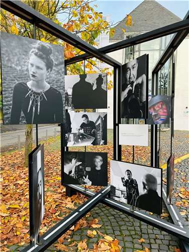 Die Ausstellung kann vom 13. November bis zum 03. Dezember auf dem Theatervorplatz in der Johannesstraße kostenlos besucht werden. Foto: Mira Bind / Stadtverwaltung Lahnstein