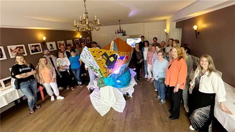 Die Ausstellung präsentierte ein eindrucksvolles XXL-Origami-Boot.  Foto: Olga Polivoda