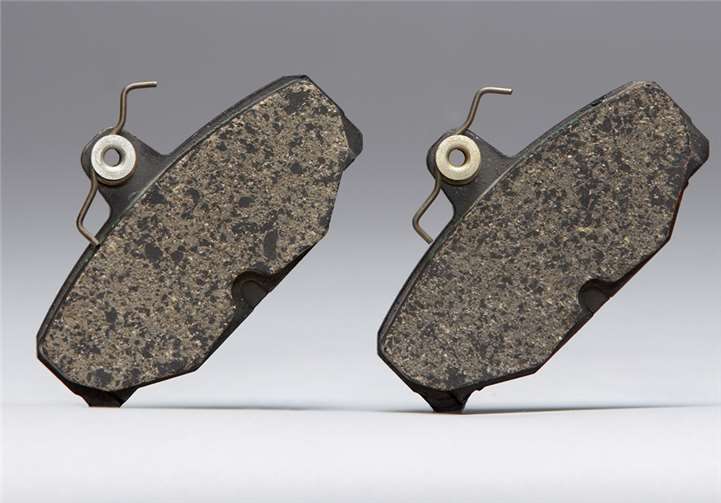 Die Ausstellung vergleicht Originalprodukte mit deren Kopien, die mittlerweile täuschend echt erscheinen. Wie hier bei den Bremsscheiben.