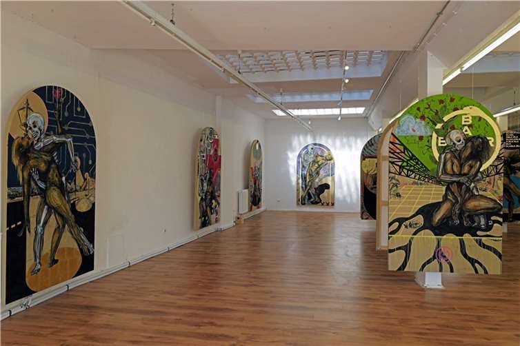 Die Ausstellung verwandelt den Kunstverein in eine kleine Kathedrale mit bunten Fenstern.