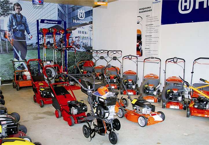Die Ausstellung von Husqvarna-Rasenmähern. LÜ