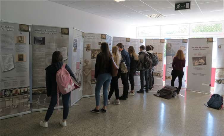 Die Ausstellung zeichnet in 20 Tafeln nach, wie jüdisches Leben in der Zeit des Nationalsozialismus auf dem Land aussah.