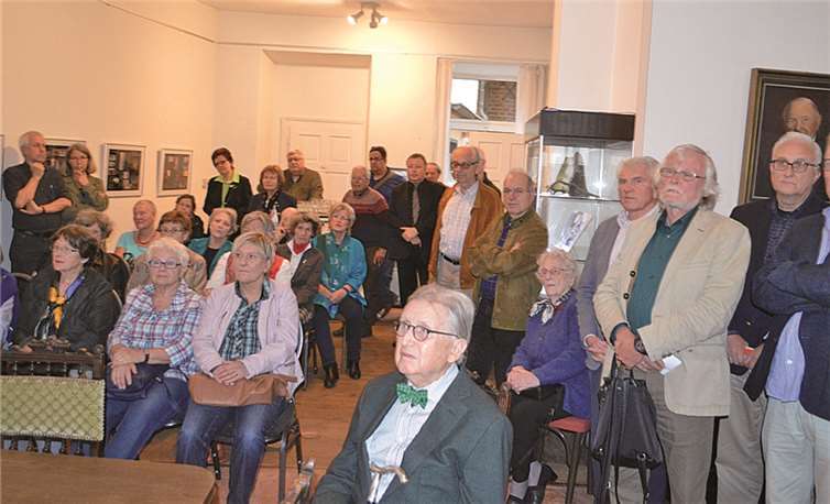 Die Ausstellungseröffnung lockte viele Besucher an. -AB-