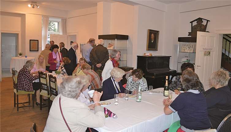 Die Ausstellungseröffnung lockte zahlreiche Besucher ins Oberwinterer Rathaus. AB