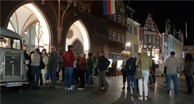 .Die Ausstellungseröffnung stieß bei den Montabaurern auf großes Interesse.