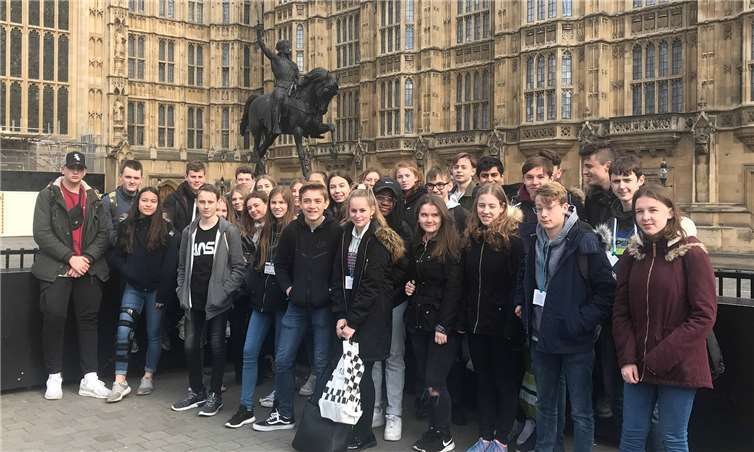 Die Austauschschüler vor den Houses of Parliament in London.Foto: privat