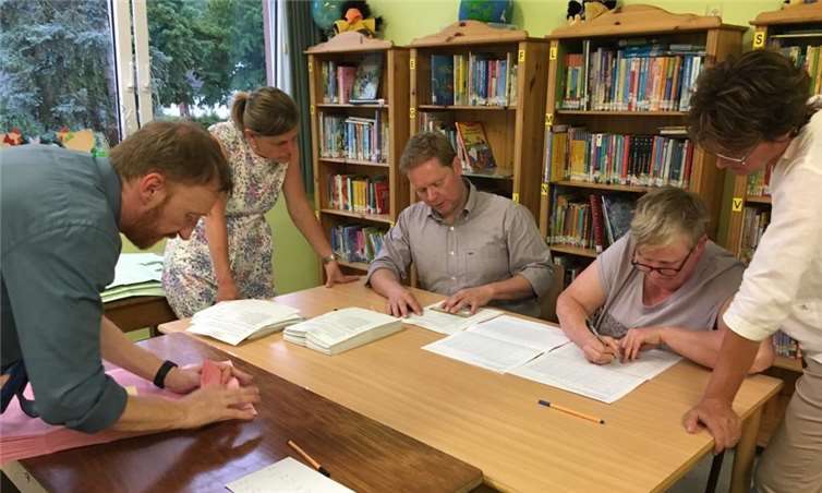 Die Auswertung der Kommunalwahl ist aufwändig. Fotos: Privat