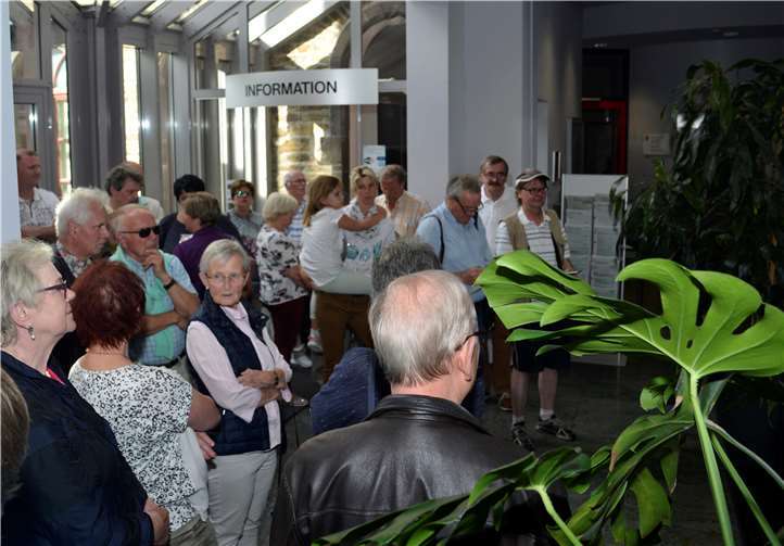Wolfgang Heitmann ist neuer Stadtbürgermeister Die Auszählung wird mit großem Interesse am Monitor verfolgt.