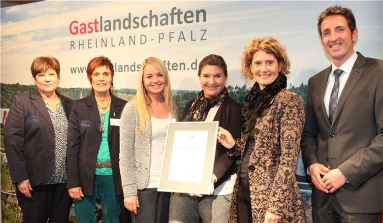 Die Auszeichnung der Geysir.info gGmbH (ServiceQualität Stufe eins) und Andernach.net GmbH (ServiceQualität Stufe zwei) im Kulturhaus Oberwesel. Die Urkunden überreichte die rheinland-pfälzische Wirtschaftsministerin Eveline Lemke. Godehard Juraschek/Rheinland-Pfalz Tourismus GmbH