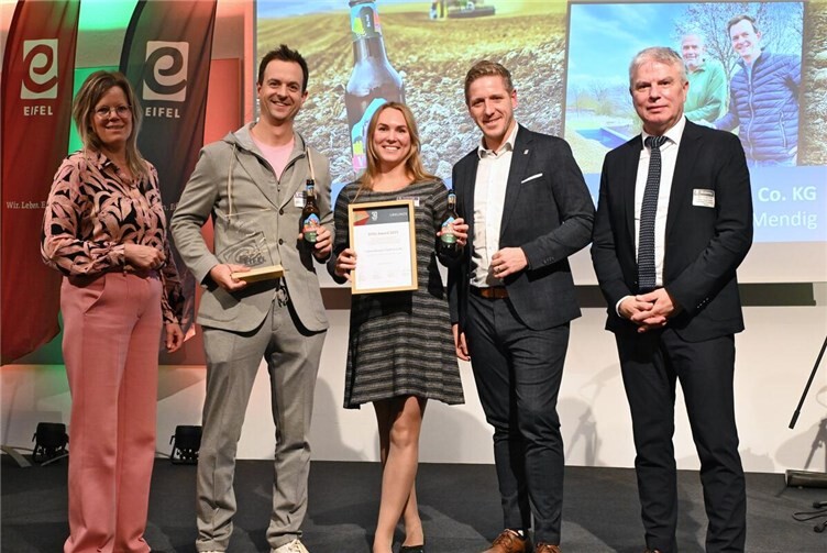 „Die Auszeichnung ist eine Anerkennung des Weges, den wir seit vielen Jahren gemeinsam gehen. Der Preis gehört nicht nur uns, sondern all den Menschen, die jeden Tag dafür sorgen, dass unsere Brauerei Regionalität leben kann“, sagt Malte Tack ( 2. v. l.) und unterstreicht damit die Bedeutung, die der Preis für ihn und sein Team hat. Foto: VULKAN Brauerei