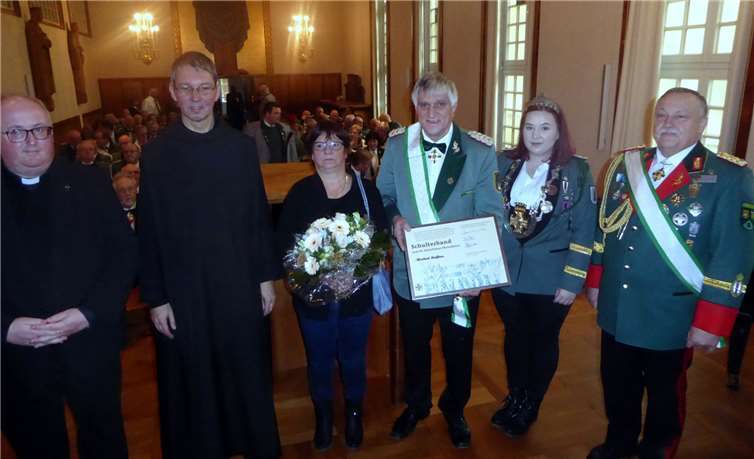 Die Auszeichnung mit Schulterband zum St.-Sebastianus-Ehrenkreuz an Bezirks-Bundesmeister Norbert Steffens bildete das Finale des Laacher Einkehr- und Kulturtags. Fotos: PRESS
