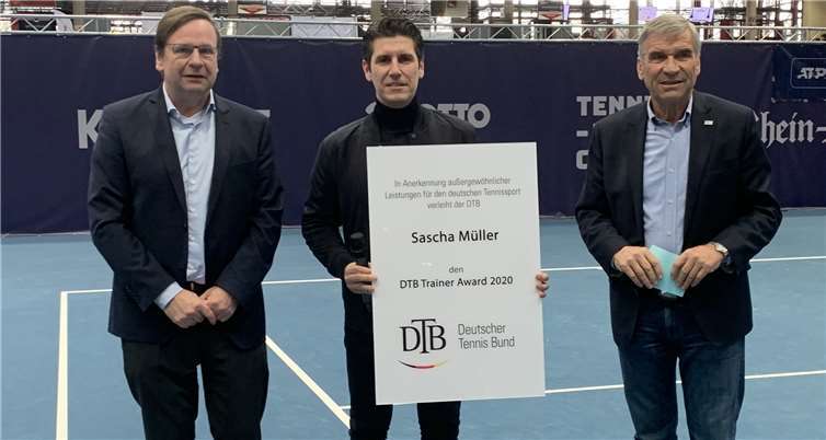 Ausgezeichneter Trainer Die Auszeichnung wurde Sascha Müller von DTB-Präsident Ulrich Klaus (re.) und DTB-Vizepräsident Hans-Wolfgang Kende (li.) überreicht. Foto: TVR