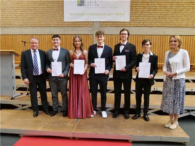 Die Auszeichnung wurde an die Abiturientin Selina Gerhartz, die Abiturienten Tom Brummer, Miguel Föhr, Jan Junglas und Felix Strobel verliehen.  Foto: KuBa