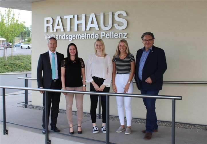 Die Auszubildende Katharina Schlaus und die Gastauszubildende Verena Georg wurden im Rathaus begrüßt. Foto: privat
