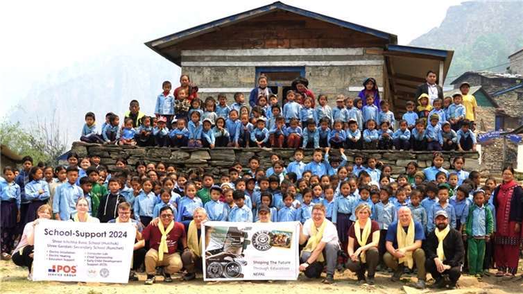 Die Auszubildenden Annika Kuhn, Hannah Kloß, David Schommers und Lucas Kanke reisten im Frühjahr nach Nepal in das abgelegenen Bergdorf Hulchuk.  Foto: Menschen im Dialog
