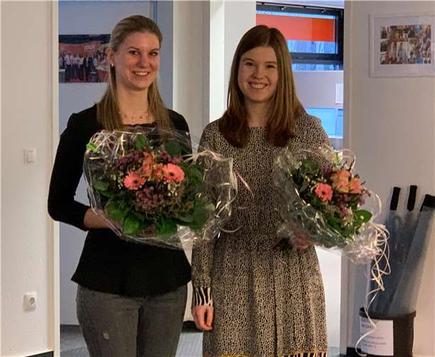 Die Auszubildenden Lena Breidenbach und Mara Neumann aus Koblenz gehören zu den besten der bundesweit rund 300 Azubis der DAK-Gesundheit.Quelle: DAK