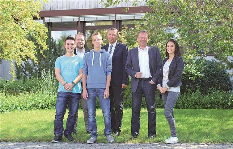 Die Auszubildenden Lukas Brodam, Marvin Pitzen und Kathrin Roitzheim (vorne) wurden von Ausbildungsleiter Thomas Hecker, Personalchef André van Bonn und Geschäftsführer Christian Metze begrüßt.privat