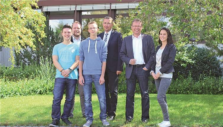 Die Auszubildenden Lukas Brodam, Marvin Pitzen und Kathrin Roitzheim wurden von Ausbildungsleiter Thomas Hecker, Personalchef André van Bonn und Geschäftsführer Christian Metze begrüßt.privat