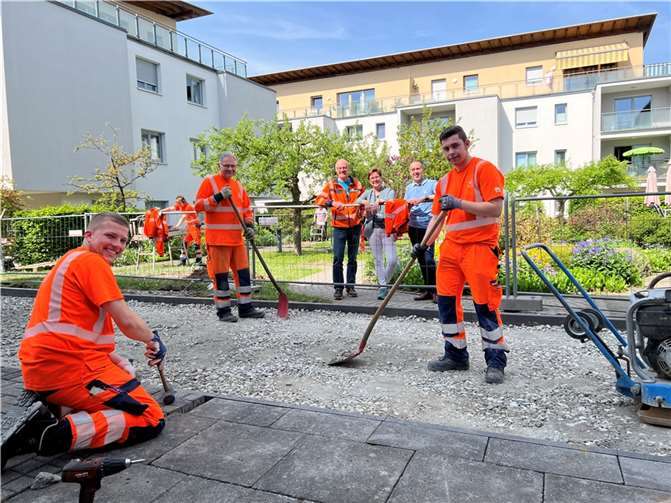 Die Auszubildenden der Autobahngesellschaft Hendrik Arndt (links), Jacob Nink (im Hintergrund links) und Kevin Laux (rechts) aus den Autobahnmeistereien (AM) Heiligenroth und Mendig haben beim Bau der Boule-Bahn im Montabaurer Alten- und Pflegeheim des Hospitalfonds tatkräftig angepackt. Das freut (von links) ihren Ausbildungsleiter Gerd Langkavel sowie den stellvertretenden Leiter der AM Heiligenroth, Maximilian Sprenger, die Geschäftsführerin des Altenheims Claudia Schäfer und Verwaltungsleiter Jens Neumann. Quelle: Die Autobahn GmbH des Bundes