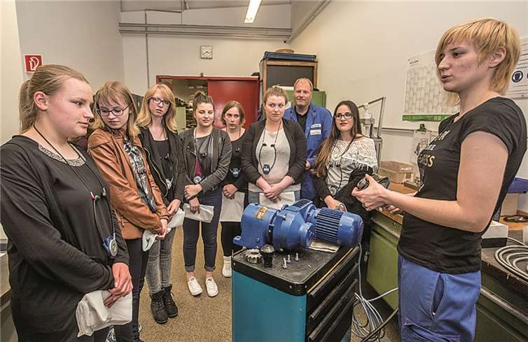 Die Auszubildenden erklärten den Schülerinnen und Schülern anschaulich ihre Berufe.Matthias Israel