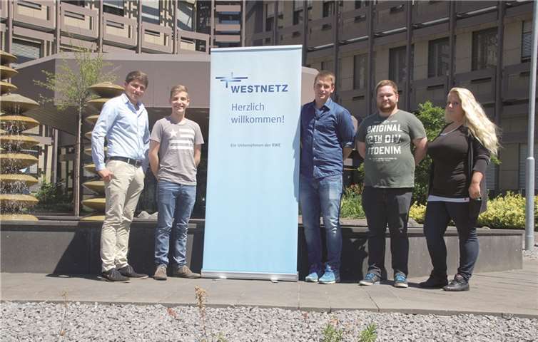 Die Auszubildenden freuen sich über die bestandenen Prüfungen: (von links) Tobias Bermel, André Schäfer, Steffen Hammelmann, Andreas Bauer und Kathrin Heiber.Westnetz