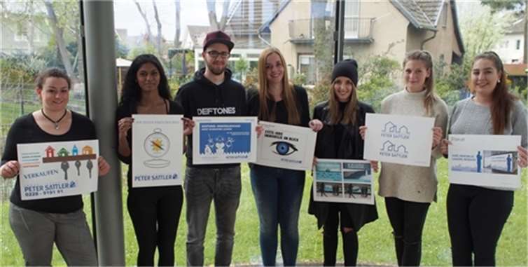 Die Auszubildenden mit ihren Entwürfen. Privat