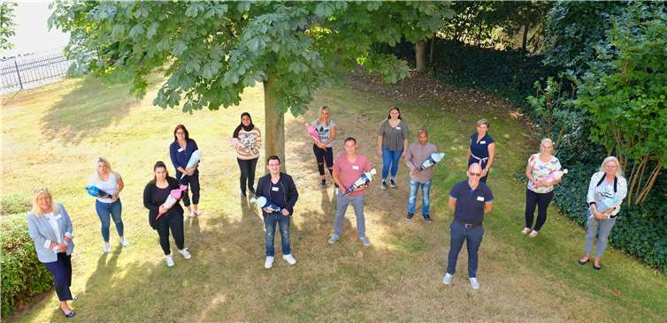 Die Auszubildenden mit ihren Schultüten, die FSJ-lerin, Einrichtungsleiter, Jörg Warnke, Pflegedienstleiterin Martina Krupp und Praxisanleiterin Nina Schletz mit viel Abstand auf der Wiese hinter dem Marienhaus Seniorenzentrum St. Josef. Foto: privat