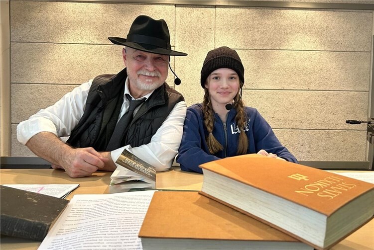 Die Auszüge seines Buches werden nicht nur von ihm sondern auch von seiner Enkelin Grete, die dem mutigen Klaukind Lisbethchen ihre Stimme verleiht, gekonnt vorgetragen.