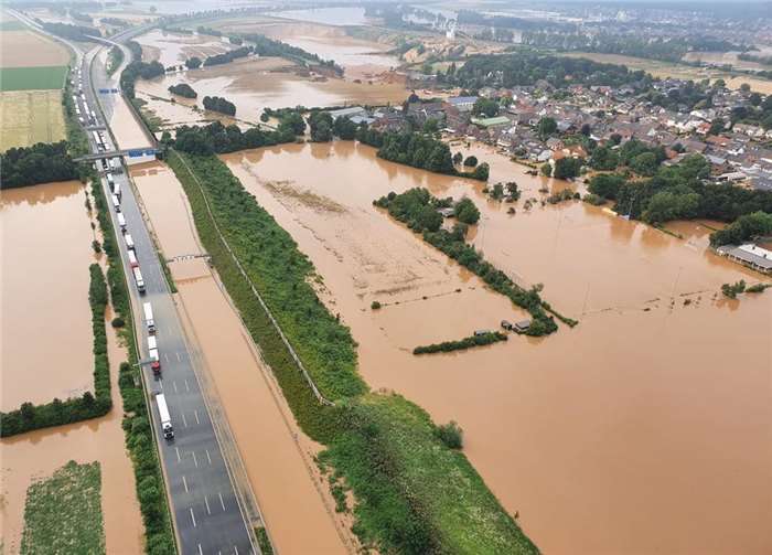 Die Autobahn A 61 war zeitweise komplett von Wasser überflutet, sie ist zwischen dem Kreuz Meckenheim und dem Kreuz Kerpen wohl für Monate gesperrt.Foto: Bundespolizei-Fliegergruppe