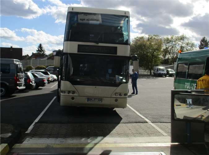 Die Autobahnpolizei Köln musste einen Reisebus wegen zahlreicher Mängel aus dem Verkehr ziehen. Unter anderem war der Doppeldeckerbus wegen seiner Schräglage aufgefallen. Fotos: Polizei
