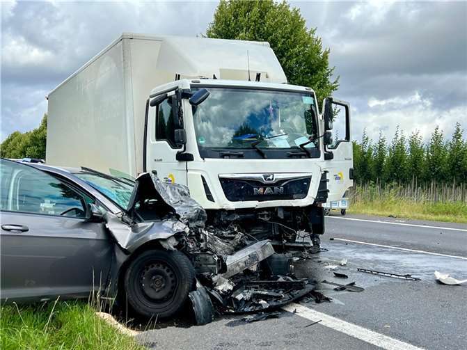 Die Autofahrerin kollidierte frontal mit dem Lkw.  Foto: CEW