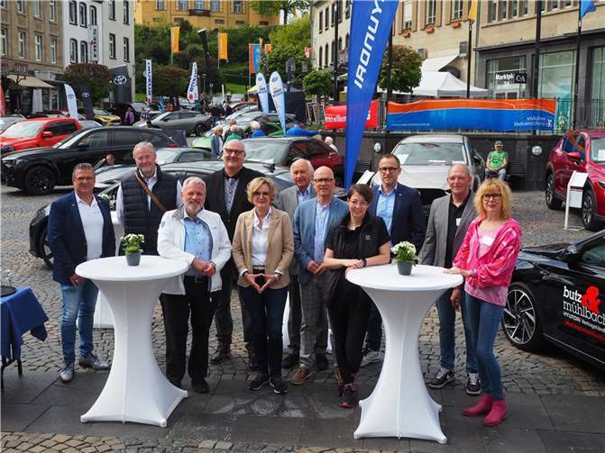 Die Autohändler „Die Profis“ bei der Eröffnung der Autoschau auf dem Mayener Marktplatz.