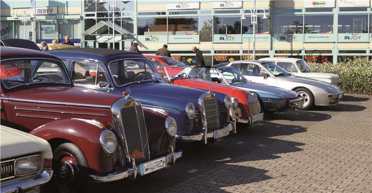 Die Autoliebhaber präsentieren stolz ihre liebevoll restaurierten Young- und Oldtimer.Fotos: Stadt Ransbach-Baumbach