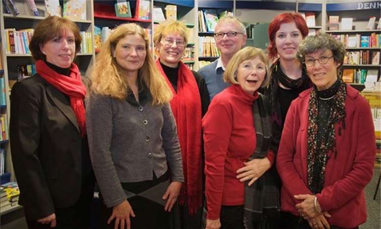 Die AutorInnen in der Buchhandlung Kayser (zu sehen sind v.l.n.r.:) Karin Büchel, Heidi Möhker, Aide Rehbaum, Christoph Ahrweiler, Minika Deutsch, Judith Merchant und Alexa Thiesmeyer.privat