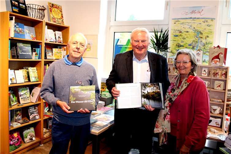 Die Autoren Barbara und Hans Otzen und der Fotograf Heinrich Pützler (links) stellten kürzlich in der „Buchhandlung am Ahrtor“ in Ahrweiler ihr neues Buch „Das Wasser der Eifel“ vor. Foto: DU