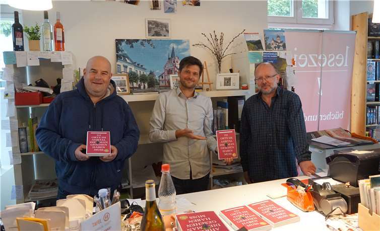 Die Autoren Dirk Unschuld (l.), Daniel Robbel mit Lesezeit-Mitarbeiter Ralf Weiß. Fotos: ROB